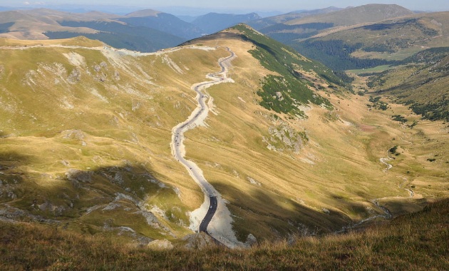 de-ce-sa-vizitezi-transalpina-cel-mai-inalt-drum-din-romania.jpg