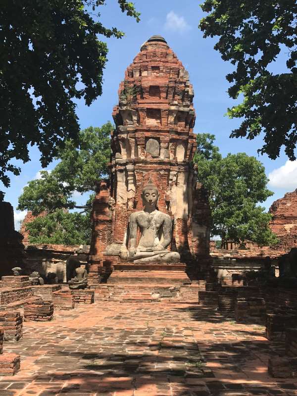 structura ca beton maro cu statuia lui Buddha