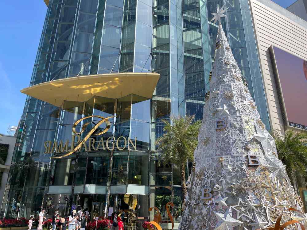 mall siam Paragon langa un urias brad alb de Craciun - fapte despre Thailanda