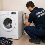 Montaj mașină de spălat: ce trebuie să știți pentru o instalare corectă și fără probleme Instalator care conectează o mașină de spălat la rețeaua de apă și canalizare într-un apartament din București