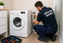 Montaj mașină de spălat: ce trebuie să știți pentru o instalare corectă și fără probleme Instalator care conectează o mașină de spălat la rețeaua de apă și canalizare într-un apartament din București