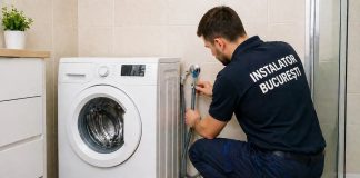 Montaj mașină de spălat: ce trebuie să știți pentru o instalare corectă și fără probleme Instalator care conectează o mașină de spălat la rețeaua de apă și canalizare într-un apartament din București