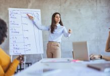 Ce caracteristici să urmărești atunci când alegi un flipchart pentru utilizare frecventă