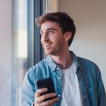 Ținute smart casual pentru bărbați: 5 combinații pentru birou și ieșiri în oraș