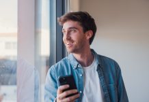 Ținute smart casual pentru bărbați: 5 combinații pentru birou și ieșiri în oraș
